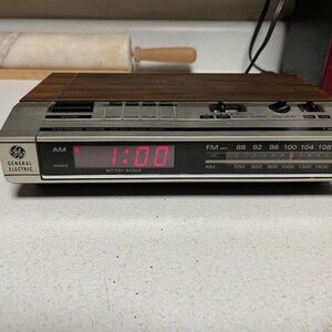 VTG General Electric GE Digital Alarm Clock Radio Model 7-4634B AM/FM Works Well